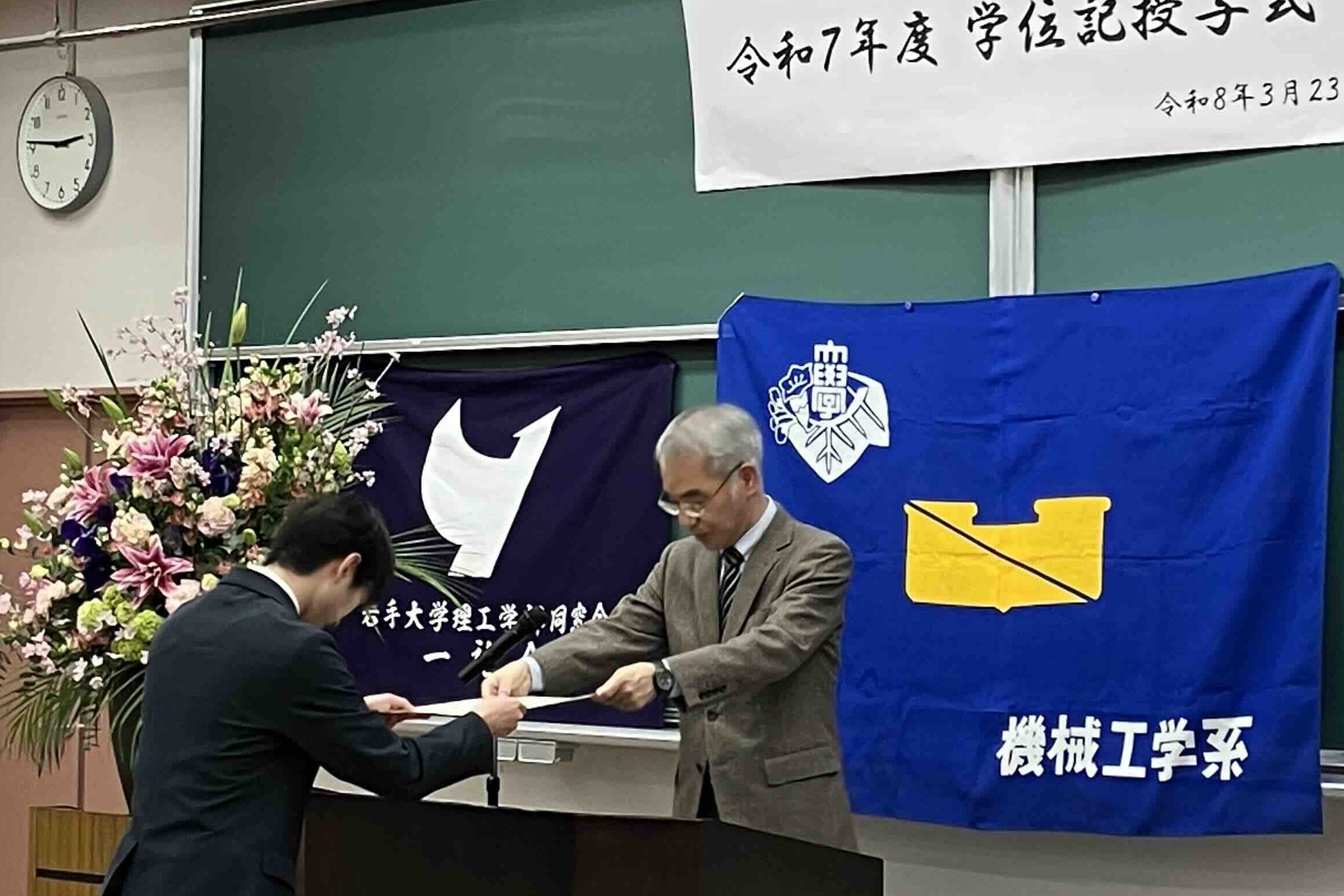 卒業生の代表へコース長より授与