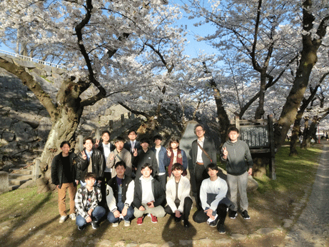研究室行事（お花見）の様子写真