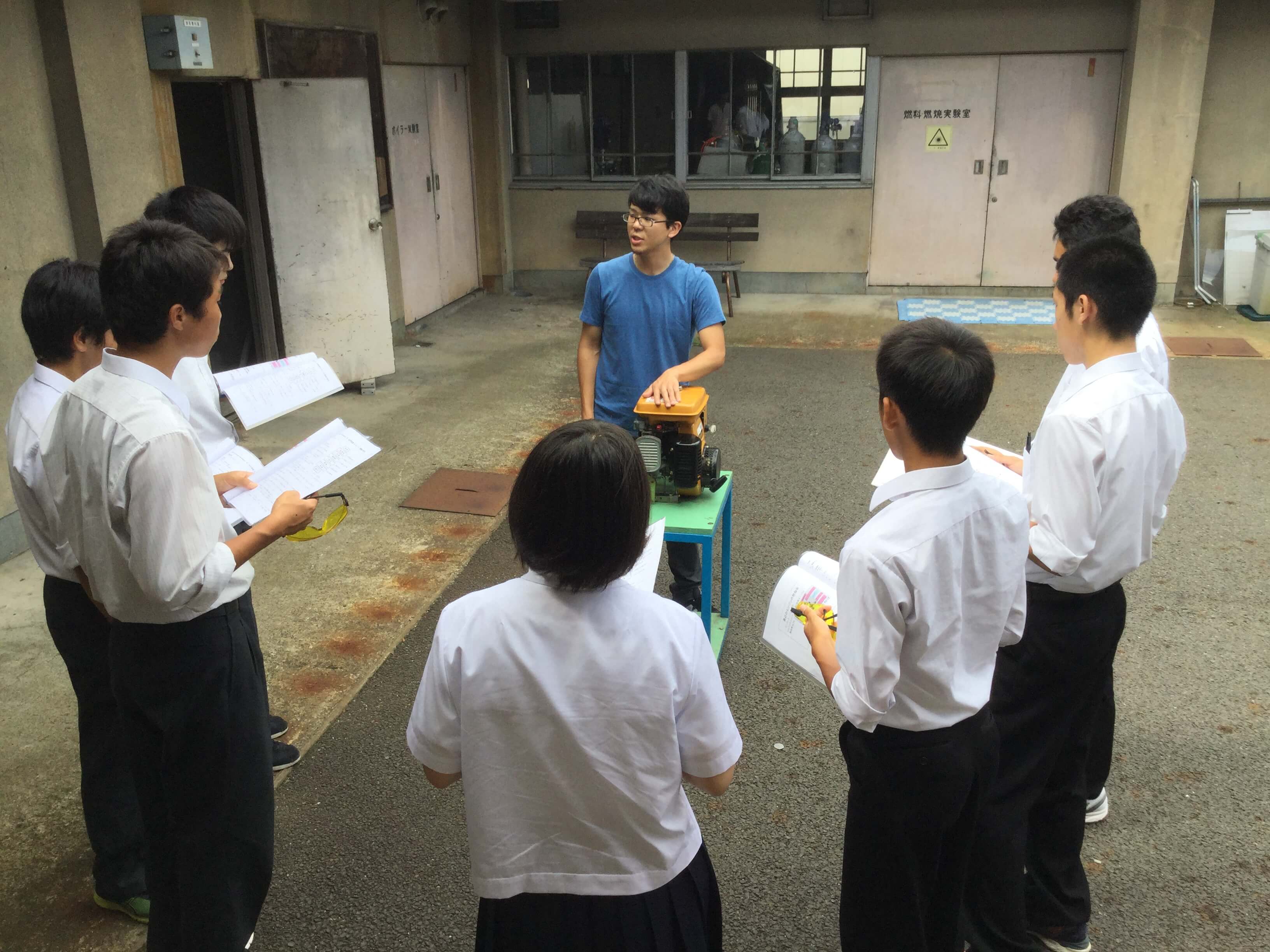 大学院生による実験指導の様子写真
